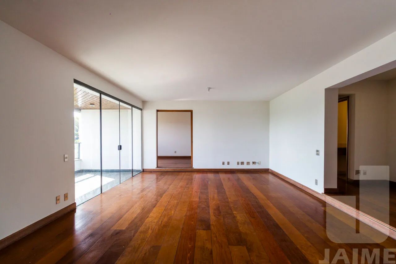 Apartamento clássico em rua tranquila e arborizada, 4 dormitórios sendo 3 suítes e 4 vagas - Foto 2
