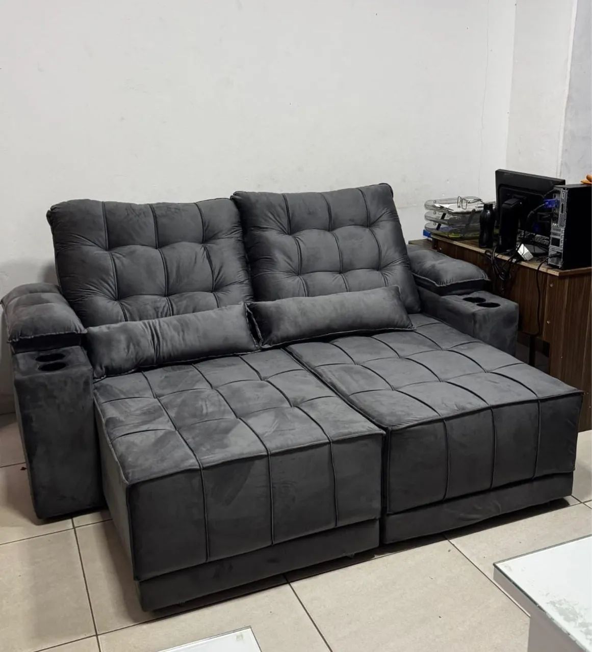 Sofá retrátil e reclinável com porta copo