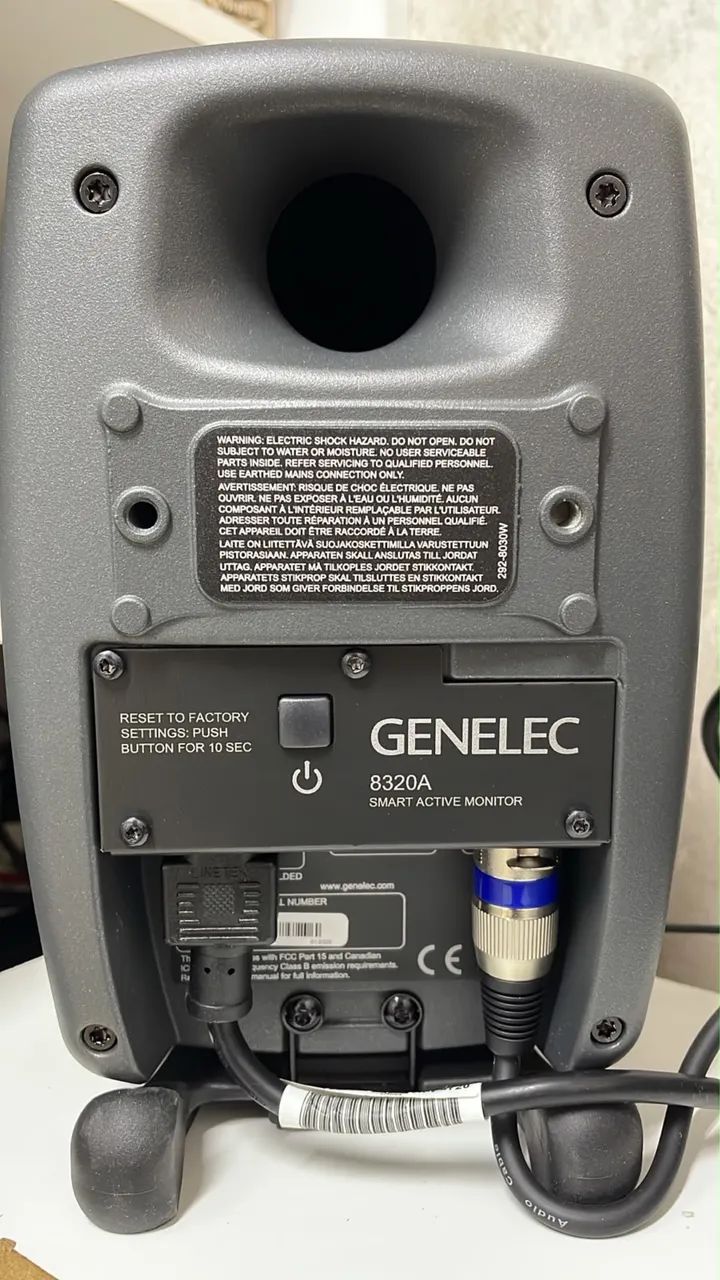 Monitor de referência Genelec 8320A