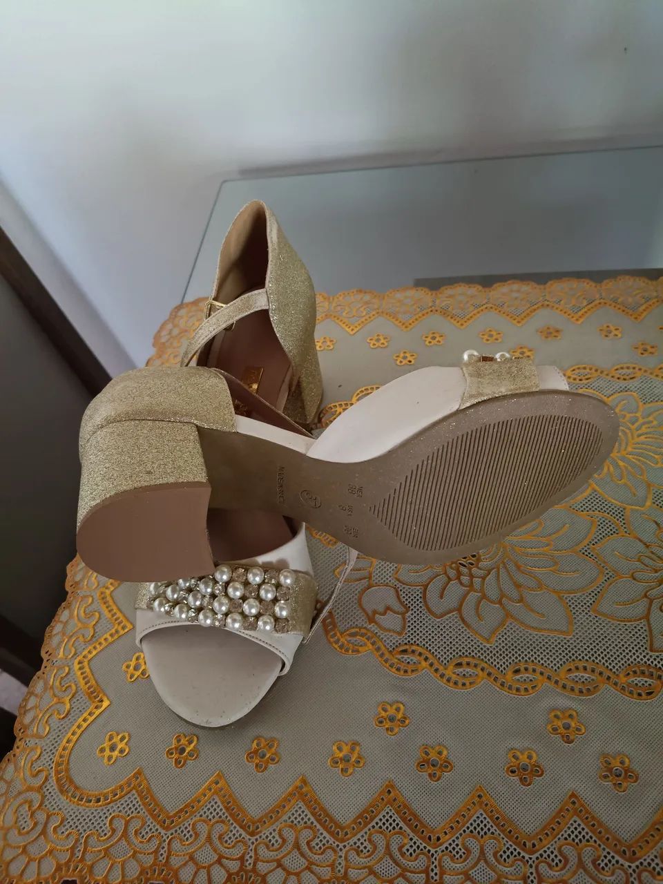 Sandália com detalhes em pérola e brilho. - Foto 3