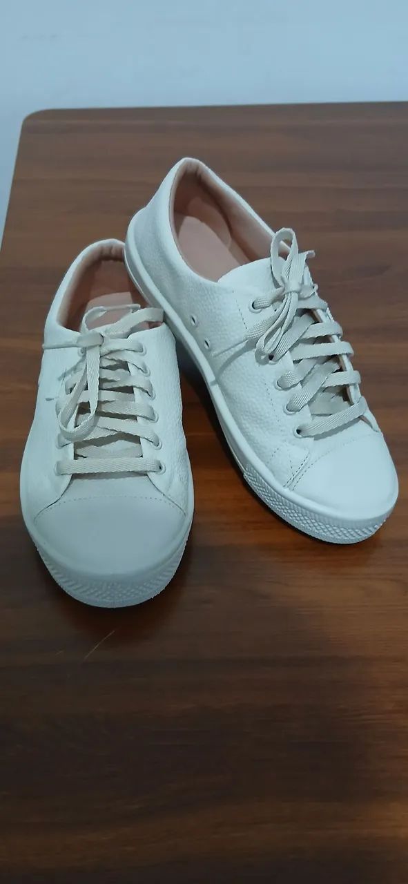 Tênis branco, Calça bem tamanho 35 ou 36, Marca Constance 