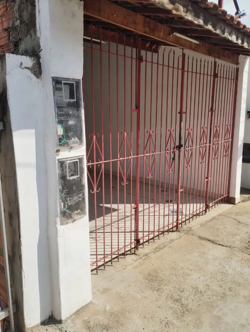 Alugo casa com salão comercial.