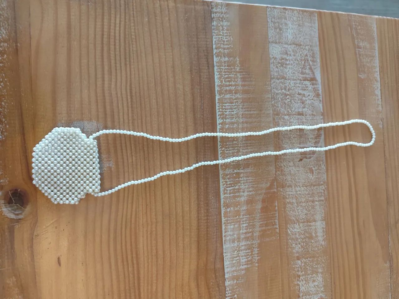 Bolsinha feita artesanalmente de pérolas brancas  - Foto 4