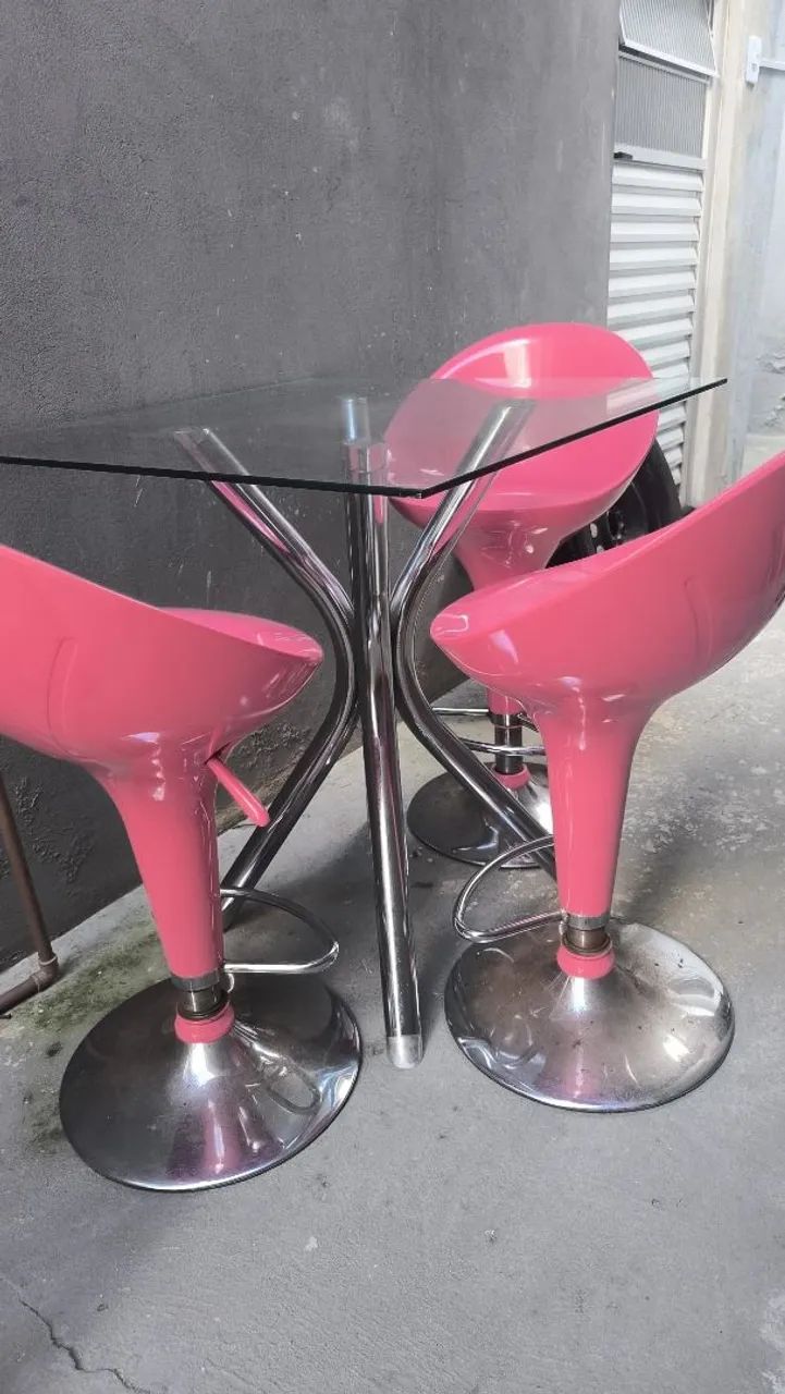 Mesa com três banquetas 