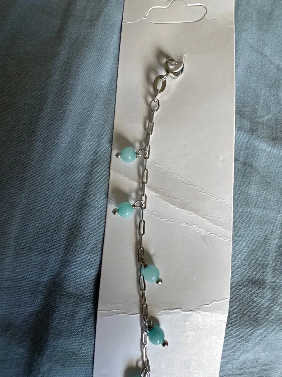 Pulseira prateada com pedrinhas azul clara  - Foto 2