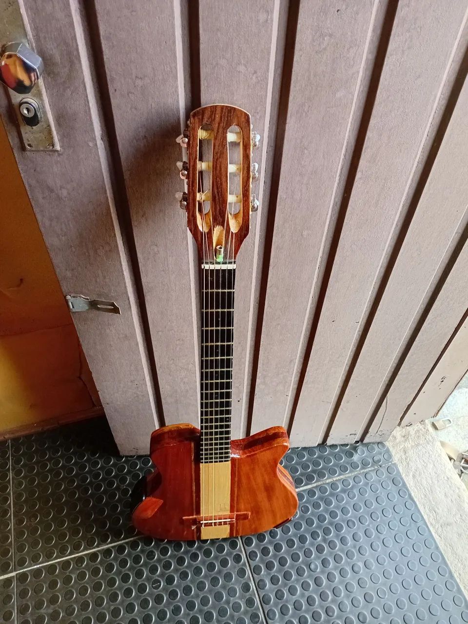 Violão solido artesanal.  - Foto 2