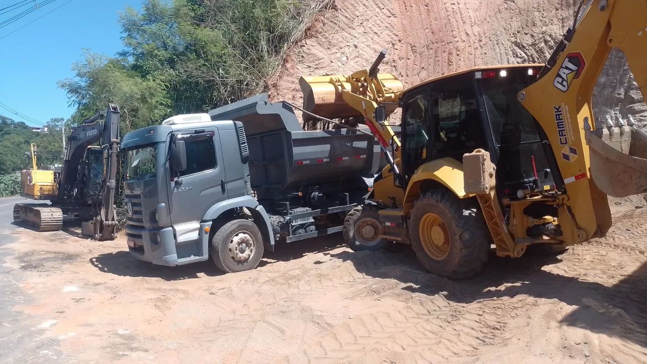 Alugo retroescavadeira e caminhão caçamba  - Foto 5