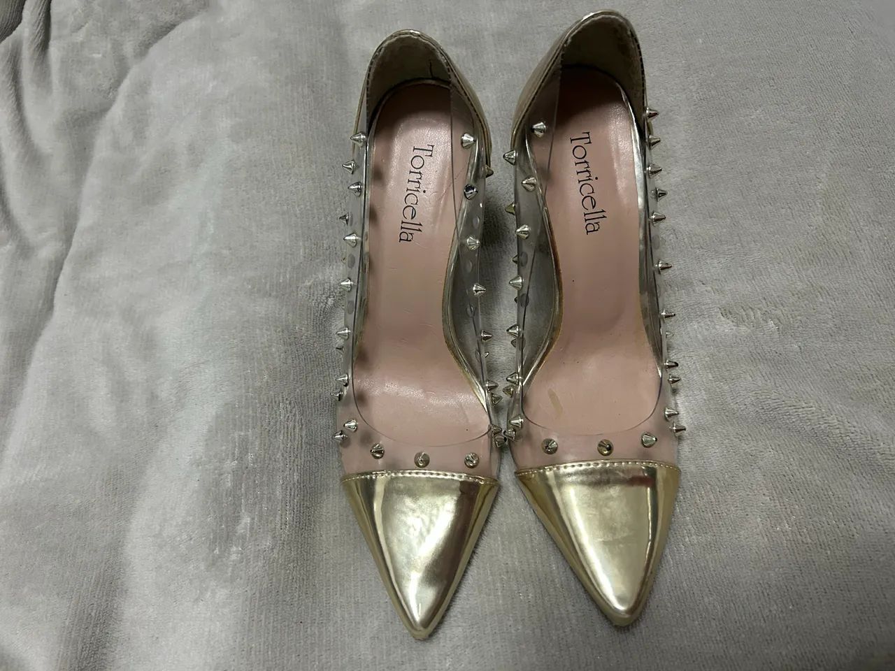 Sapato Scarpin dourado com transparente e spark - Foto 4