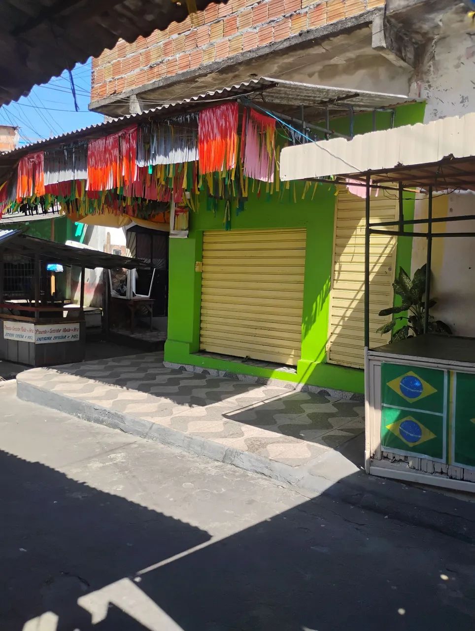 Vende-se um box e uma casa (2 pisos)