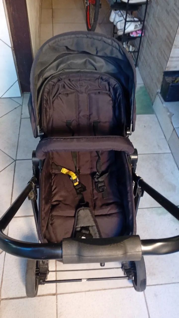 Carrinho de bebê Galzerano e bebê conforto 