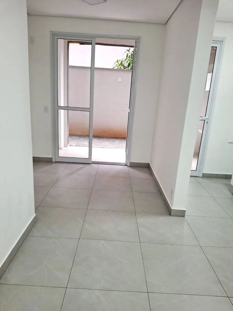 Apartamento com quintal e 2 quartos para locação- R$3.700 pacote