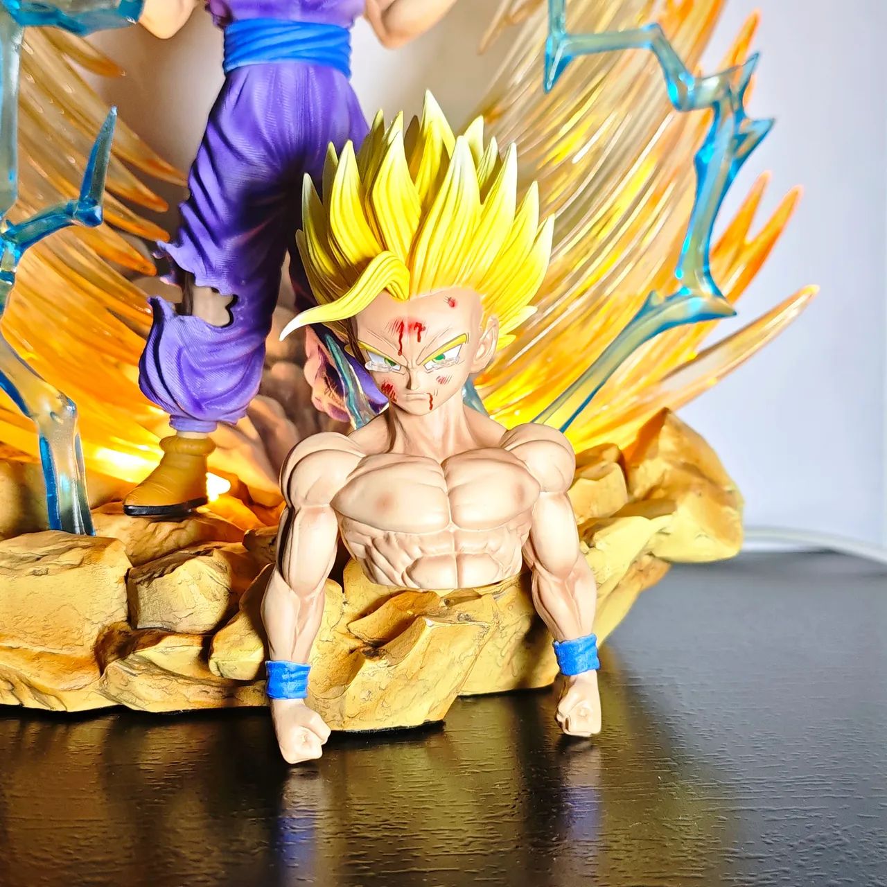 Gohan Super Saiyajin 2 Battle Damage com Aura LED - Dragon Ball Z - Foto 4