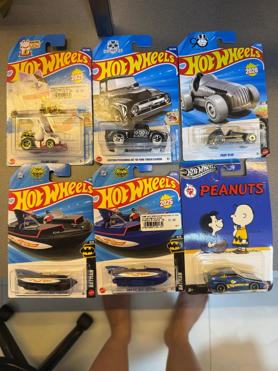 Lote com 4 Hotwheels Temáticos 