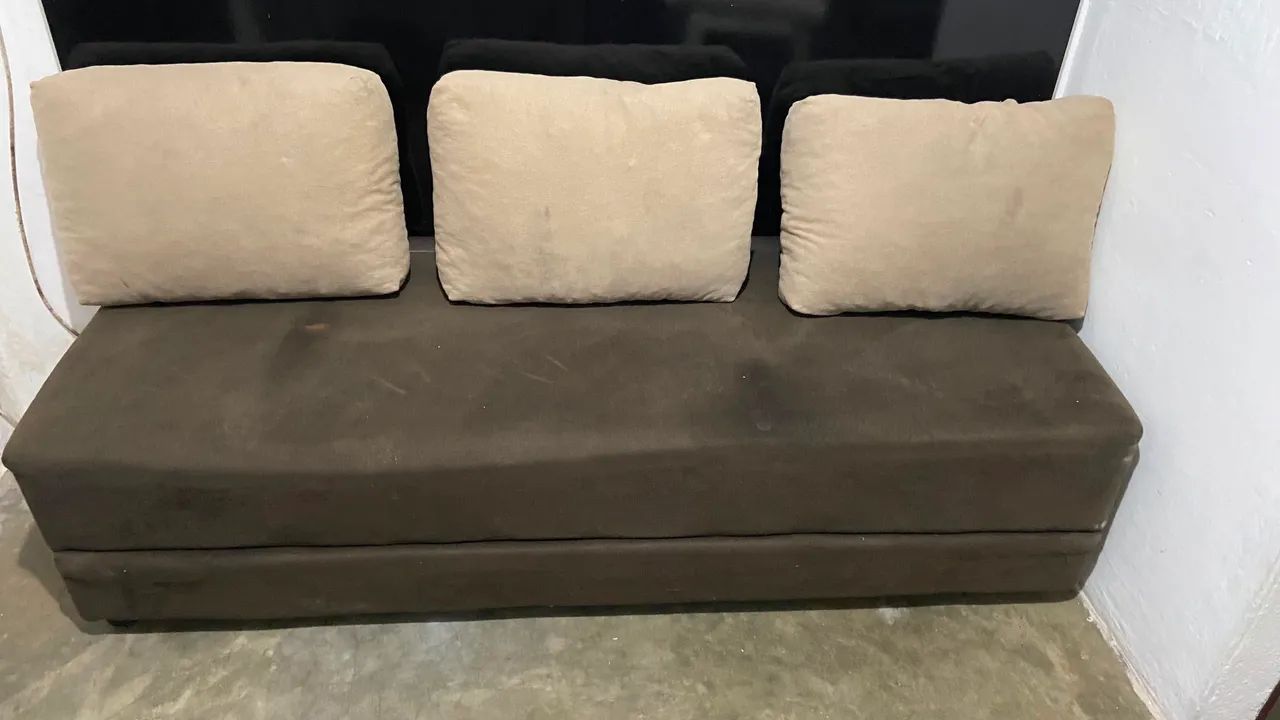 Sofá cama, ou bicama, acompanha almofadas 