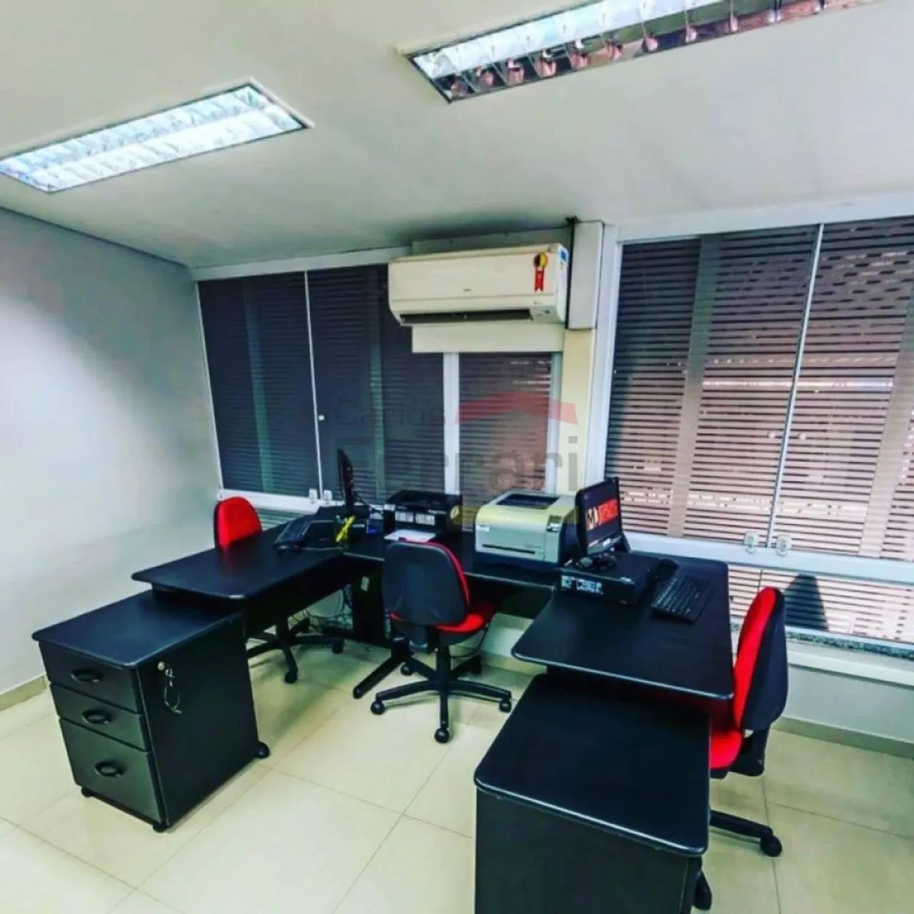 Prédio à Venda 240m² com Galpão Comercial com equipamentos!