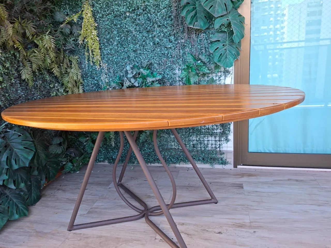 Mesa Oval de Madeira Ripada com Base Designer em Alumínio - 1,60m x 1,00m - Foto 4