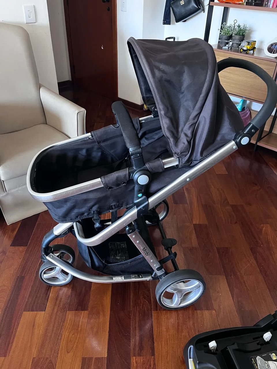 Carrinho de bebê com bebê conforto