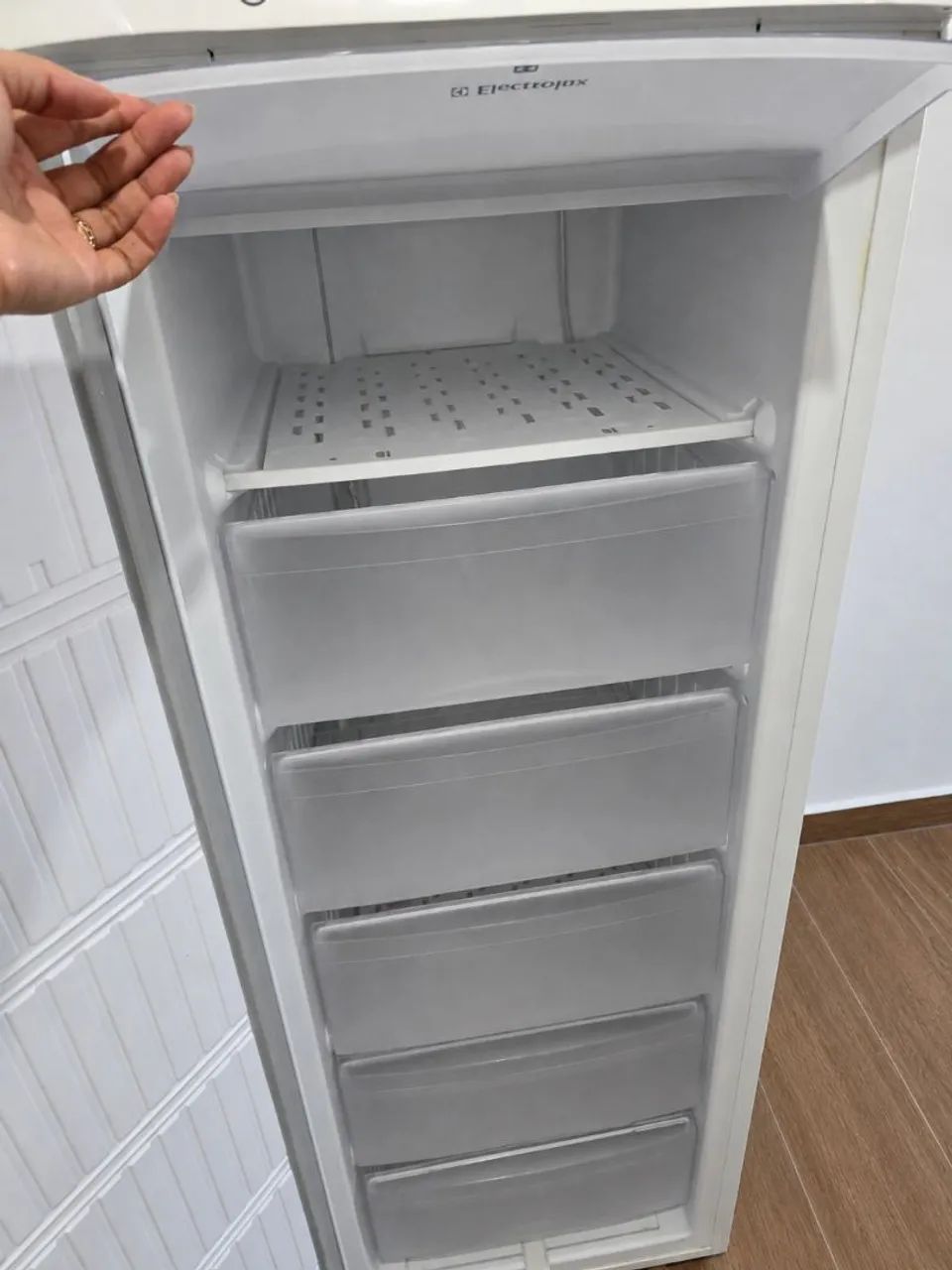 Freezer Electrolux FE22 Super - 173 litros - Foto 2
