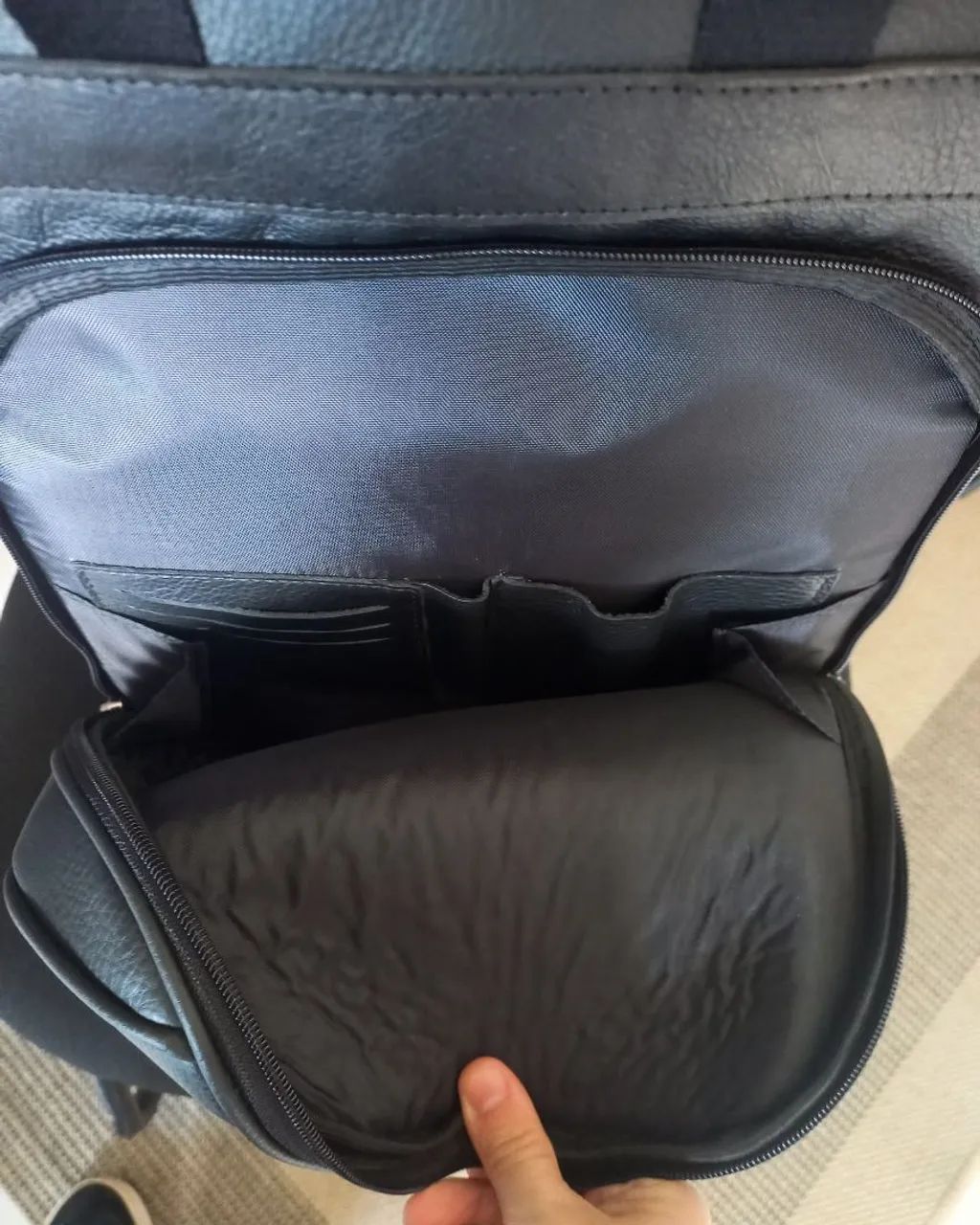 Mochila em couro legítimo, porta notebook,  cor : preta   - Foto 3