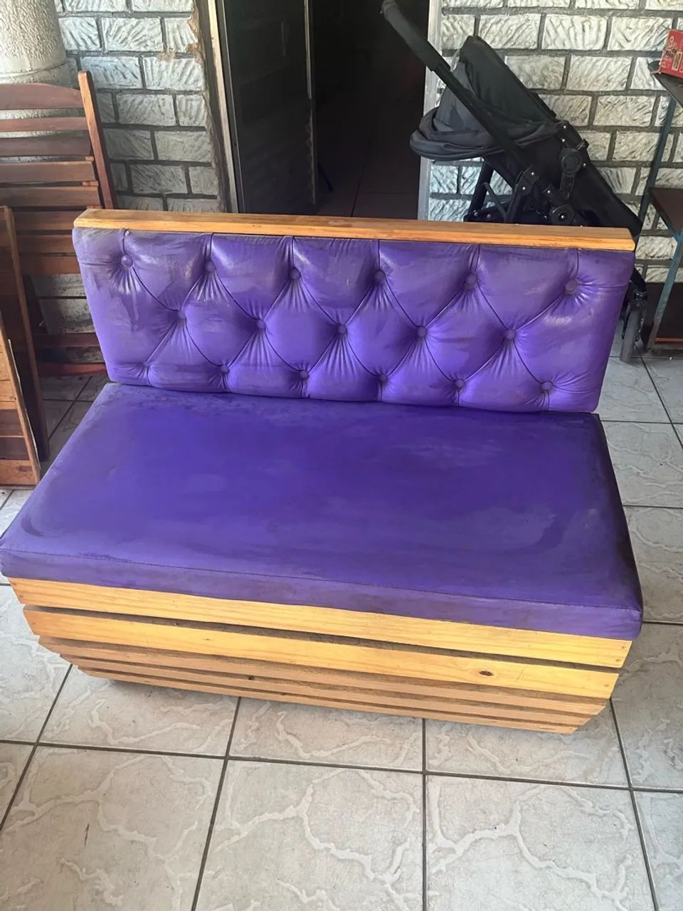 ? VENDO 2 SOFÁS DE MADEIRA COM ESTOFADO ROXO! ?