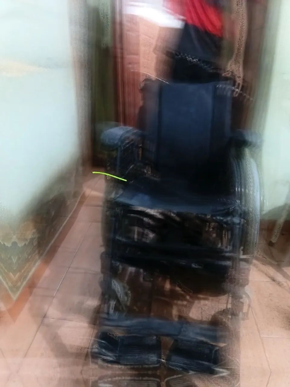 Cadeira de rodas que deixa em pé - Foto 2