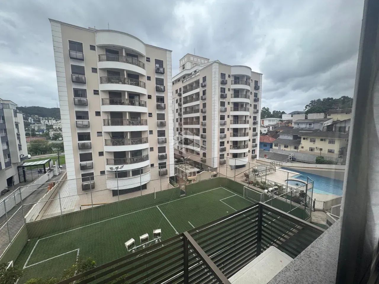 APARTAMENTO MOBILIADO COM 3 QUARTOS 1 SUÍTE E ESTRUTURA COMPLETA NO PANTANAL FLORIANÓPOLIS