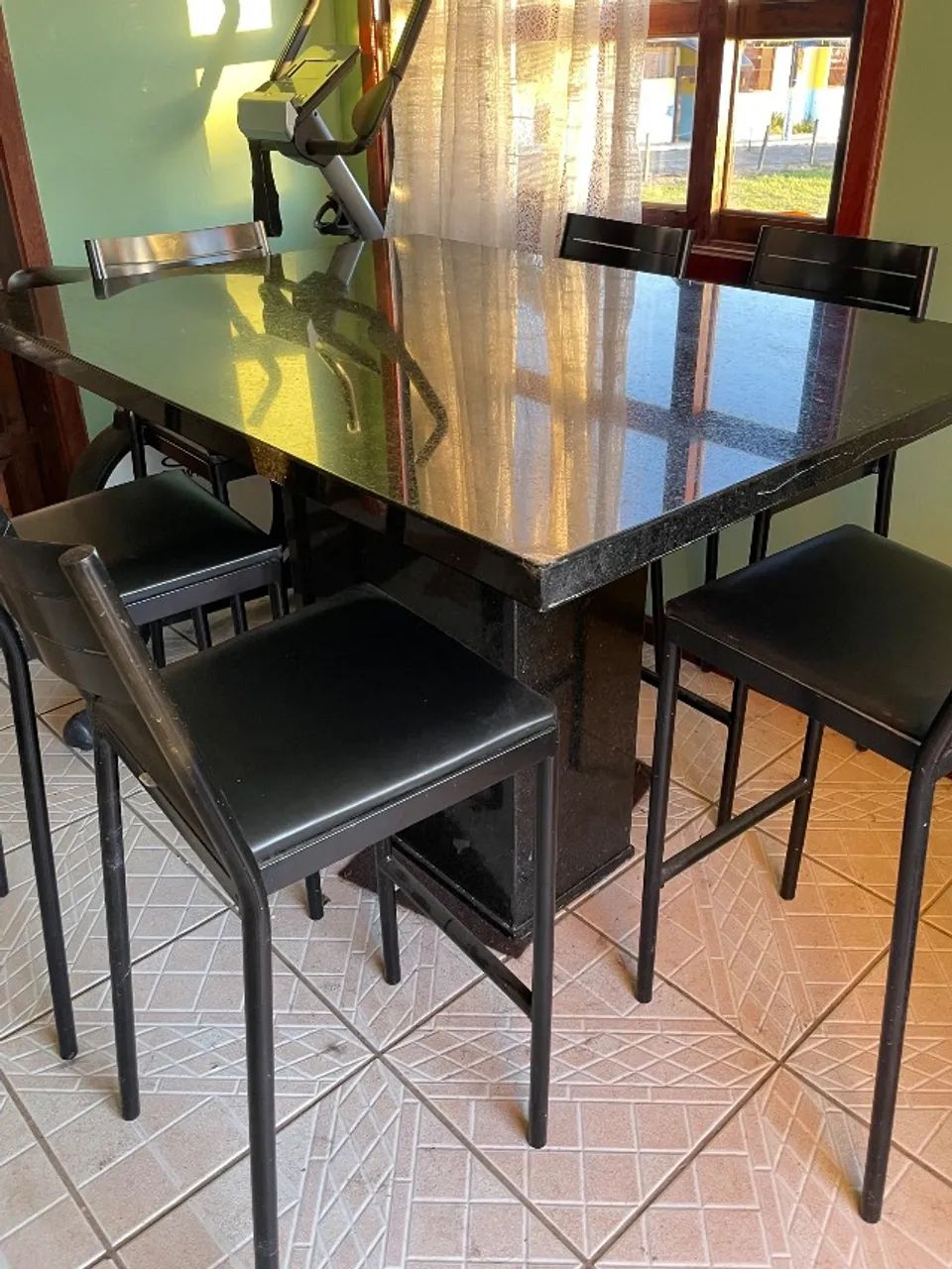     Mesa de Granito Preto com 6 Cadeiras - Excelente Estado - Foto 3