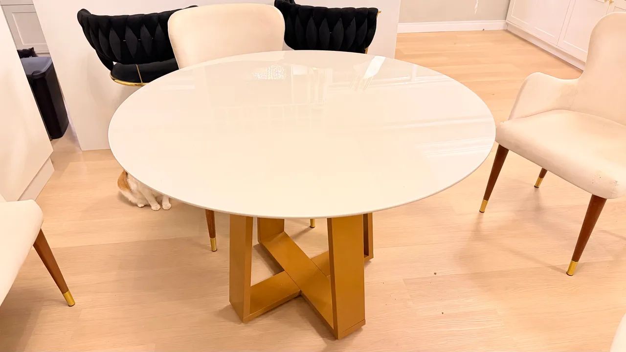 Mesa com tampo de vidro 