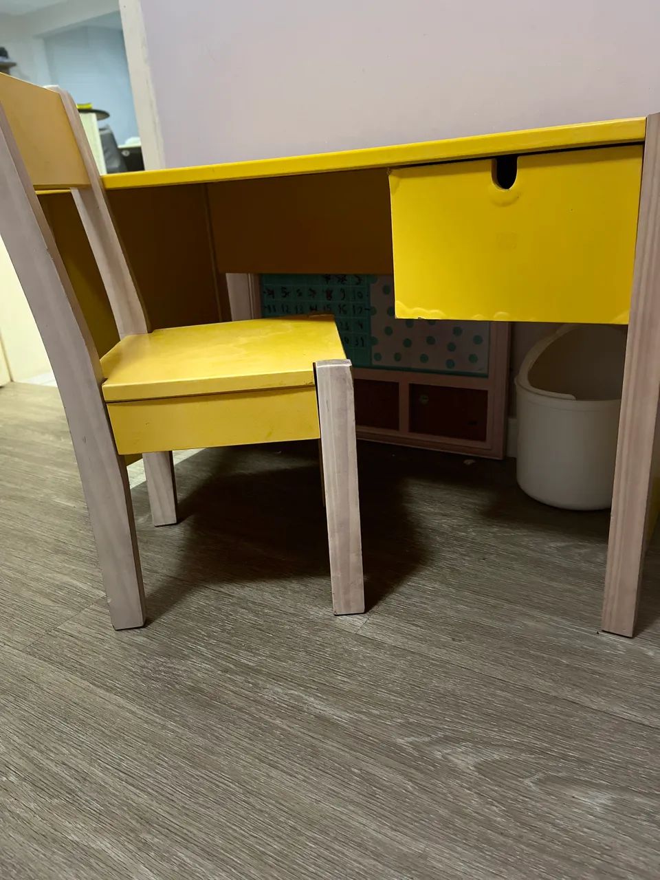 Escrivaninha com gaveta e cadeira infantil na cor amarela  - Foto 2