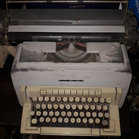 Máquina de escrever olivetti