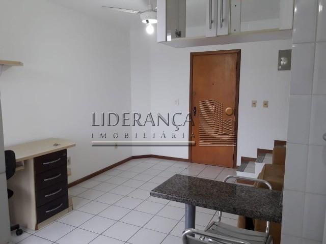 Apartamento, Serrinha, 1 dormitório, sala com sofá cama e rack, cozinha com armários, área - Foto 3