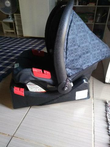 Bebê conforto com a base automotiva