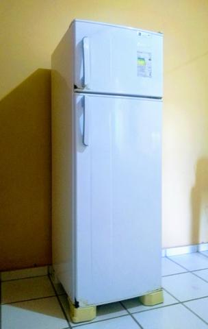Geladeira Esmaltec RCD33, 276l, 220V (Para uso do congelador ou retirar peças) - Foto 2