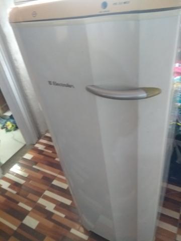 Vendo freezer perfeito gelando muito