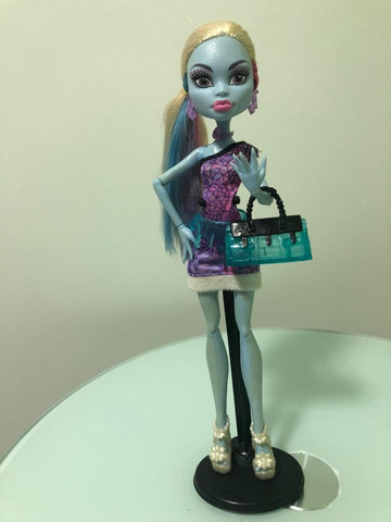 abbey bominable scaris