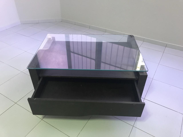 Vendo centro em madeira e tampo de vidro - Foto 2