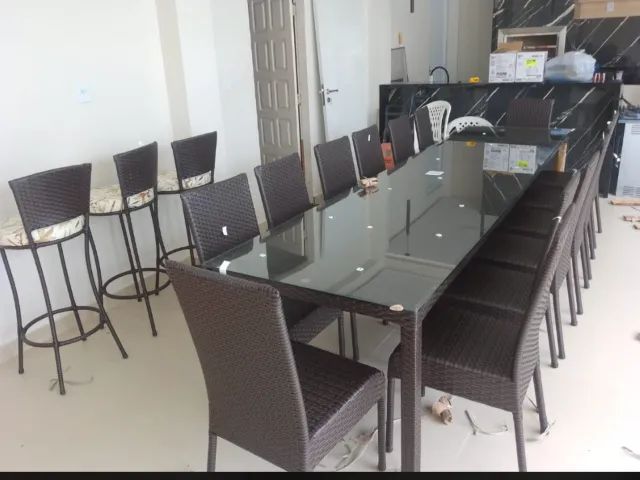 Mesa e 12 Cadeiras: Estilo e Versatilidade