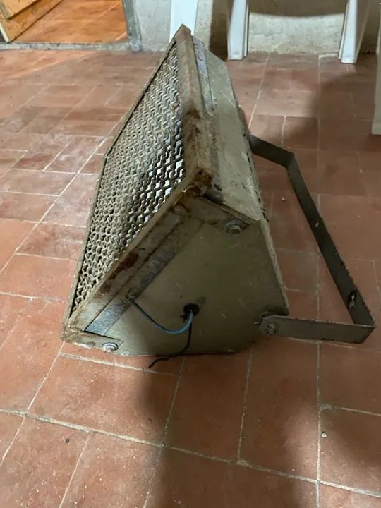 Refletor Retangular para Lâmpadas com grade