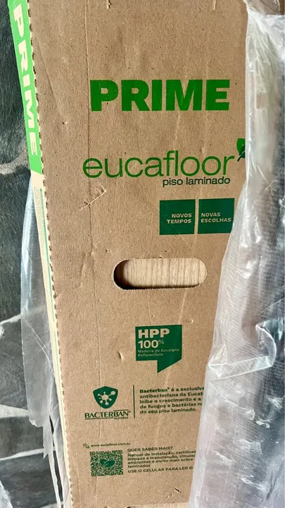 Piso laminado novo na caixa