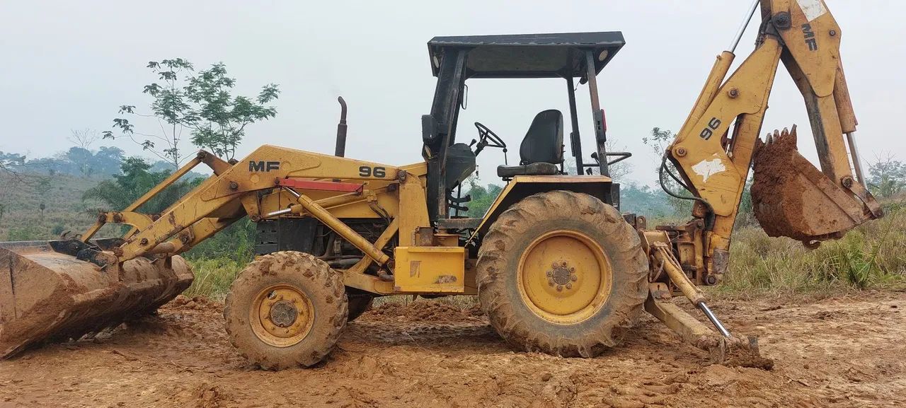 Retroescavadeira MF 96 traçada 2008