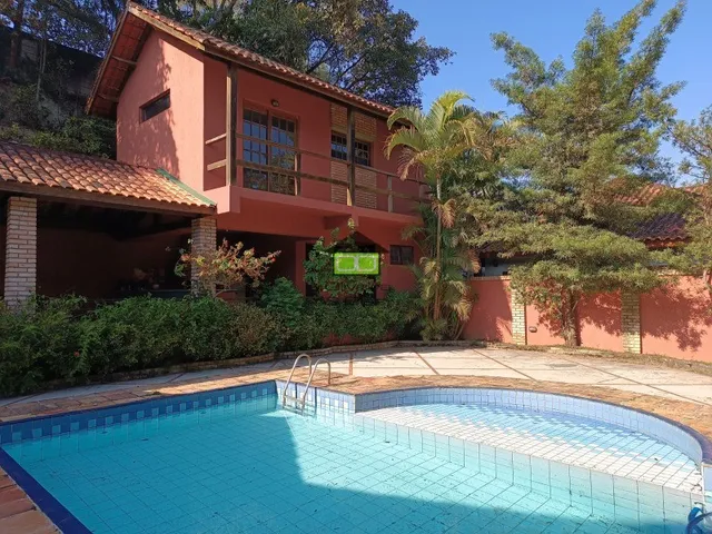 Casa em bolsão fechado em uma das melhores localizações da Granja Viana.
