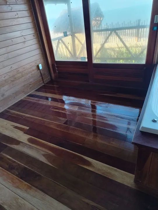 Raspagem de piso de madeira e aplicação de verniz - Foto 2