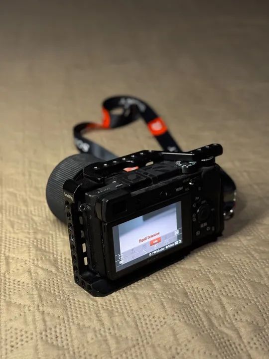 Câmera Mirrorless Sony a6300 + Lente 30mm 1.4 - Foto 2