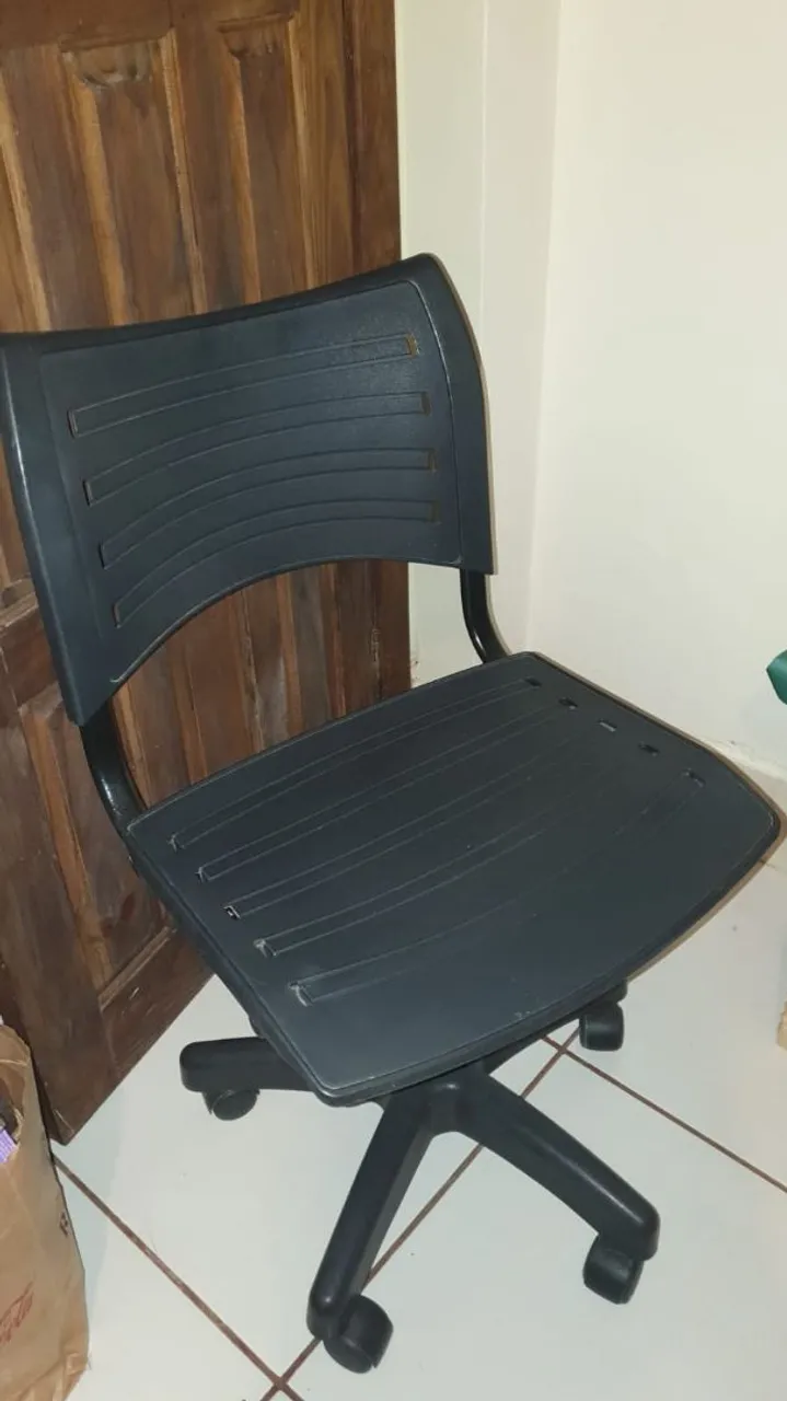 CADEIRA GIRATÓRIA DE ESCRITÓRIO PRETA