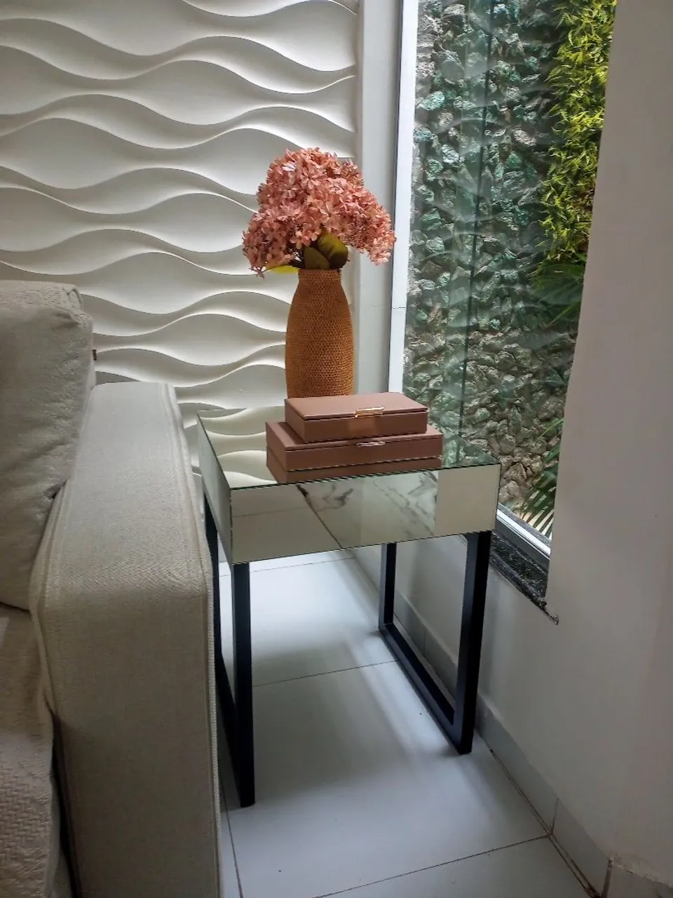 Mesa lateral com espelho e vaso decorativo