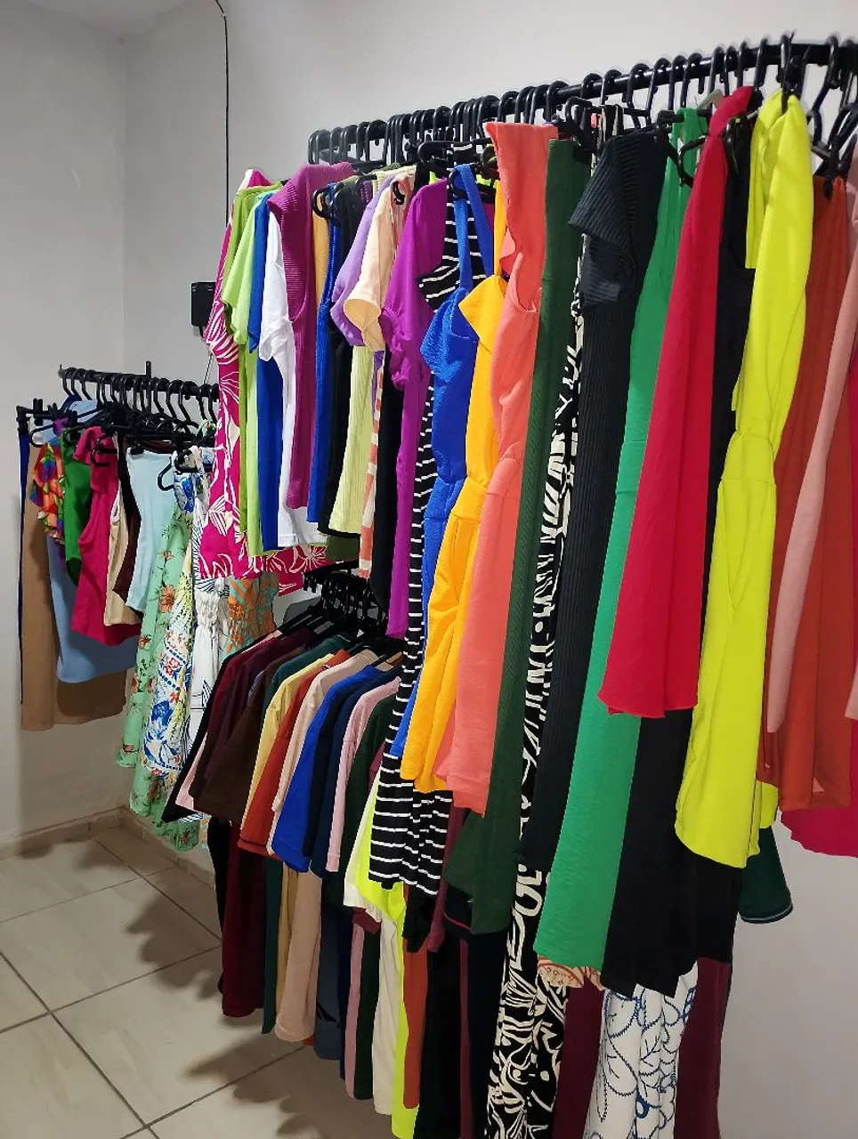 Vestidos, blusas e muito mais! Diversas cores e modelos