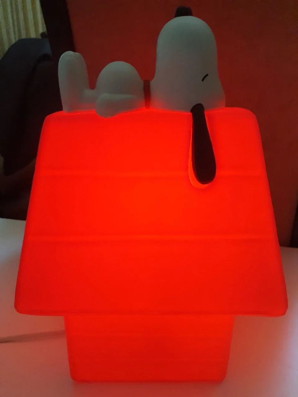 Luminária Abajur De Mesa Casinha Snoopy Vermelha Decorfun Bivolt - Foto 2