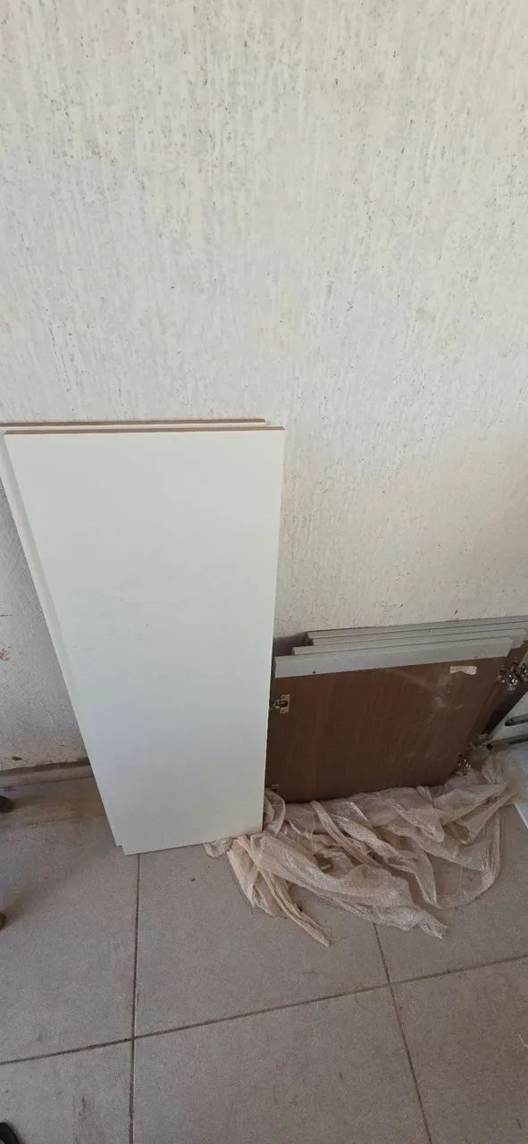 Armário de Parede Branco com portas amadeiradas - Foto 3
