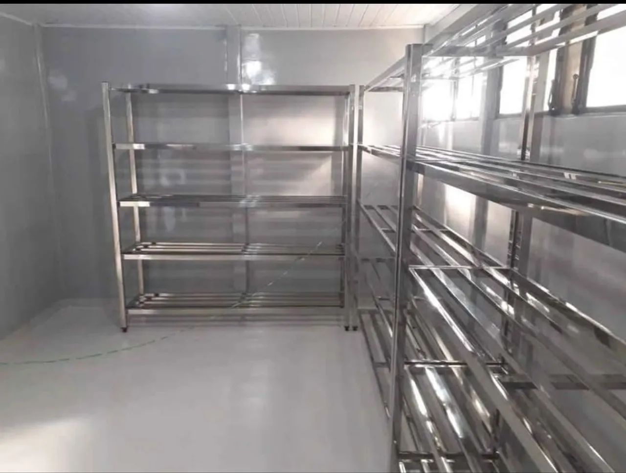 Estantes de aço inox para cozinha industrial