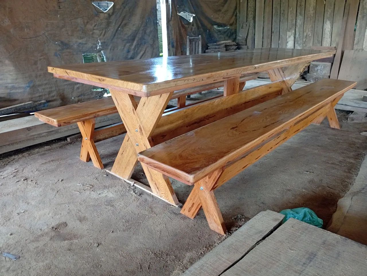 Mesa de Jantar Rústica em Madeira Maciça com Bancos - Foto 2